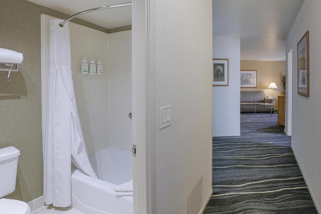 Ramada by Wyndham Costa Mesa/Newport Beach photo