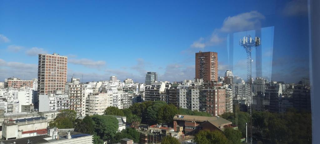 布宜諾斯艾利斯的住宿－Estudio en Recoleta，享有城市和高楼的景色