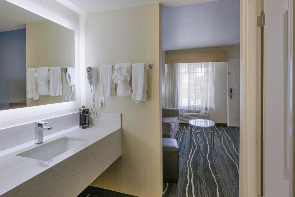 Ramada by Wyndham Costa Mesa/Newport Beach - Business King Room With Sofa Bed- Non-Smoking