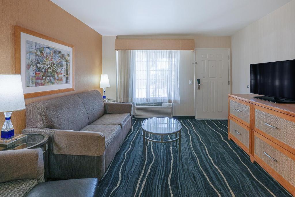 Ramada by Wyndham Costa Mesa/Newport Beach photo
