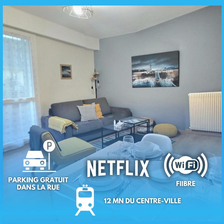 un salon avec un canapé et une table dans l'établissement Nant'Sud Loire, à Nantes