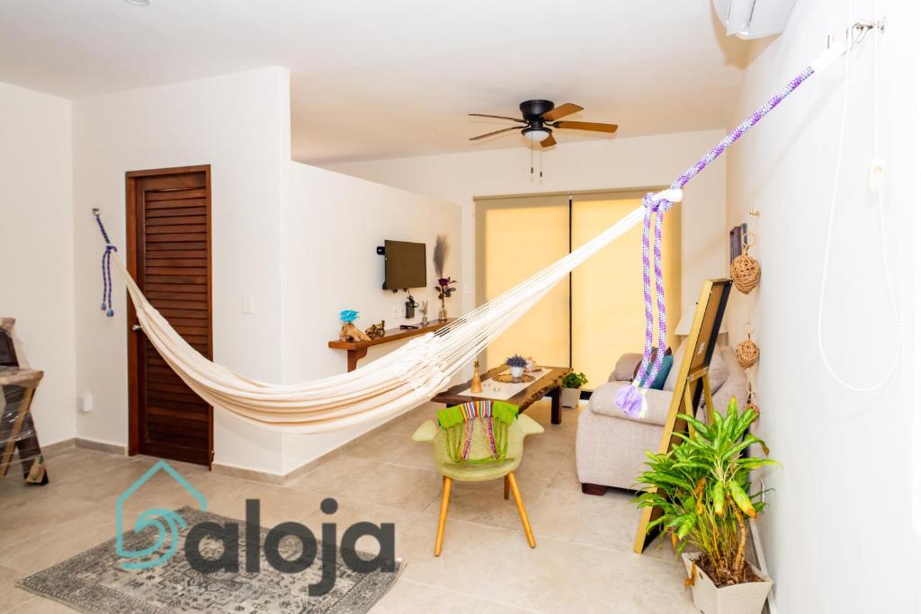 a hammock in the living room of a house at Ideal estudios cálidos y acogedores in Cancún