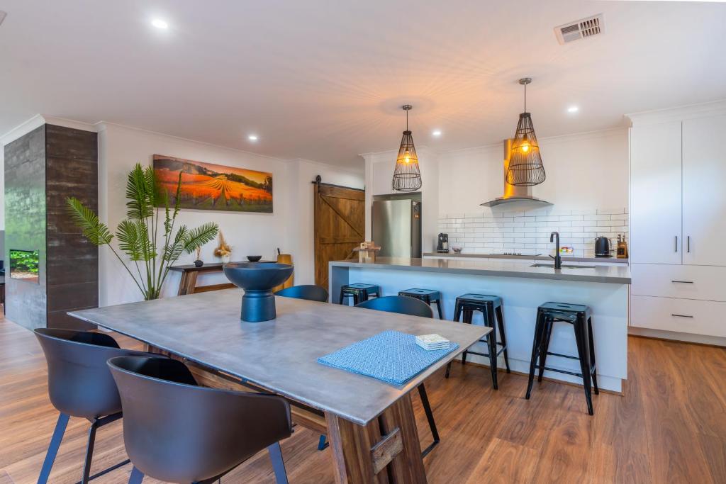 eine Küche und ein Esszimmer mit einem Tisch und Stühlen in der Unterkunft Yarra Valley Escape in Healesville