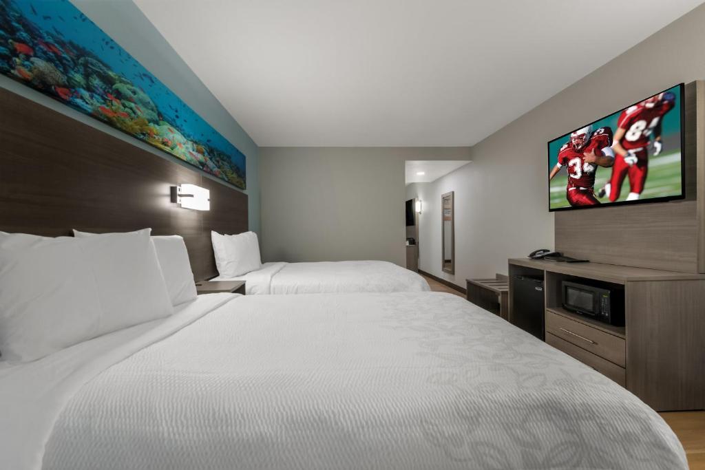 Postel nebo postele na pokoji v ubytování Red Roof PLUS & Suites Virginia Beach - Seaside