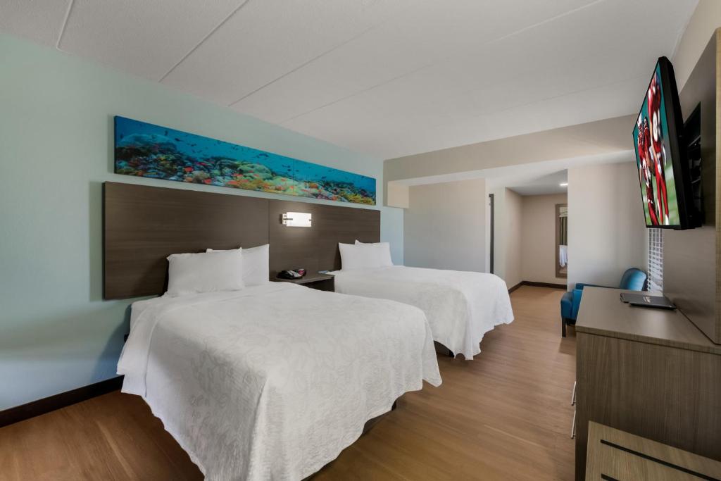 Postel nebo postele na pokoji v ubytování Red Roof PLUS & Suites Virginia Beach - Seaside