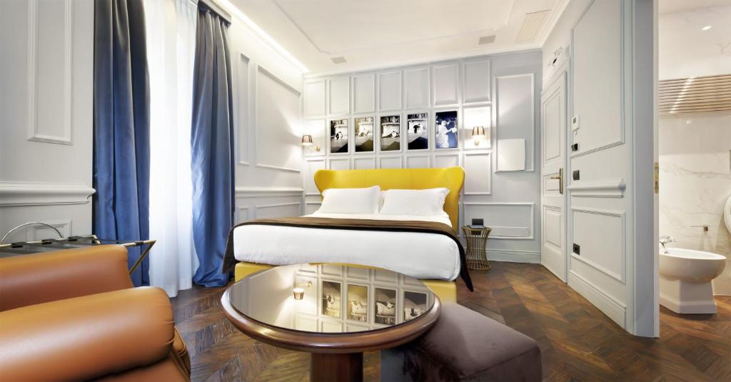 um quarto de hotel com uma cama e uma mesa em Hotel The Corner Roma em Roma