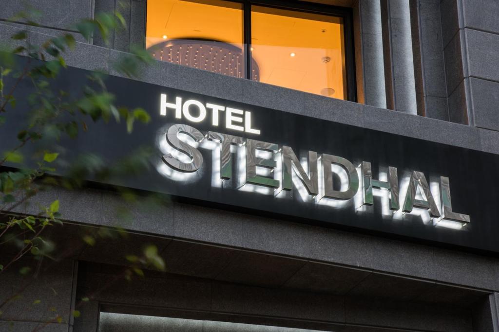 大田的住宿－Le Stendal Hotel，建筑一侧的酒店标志