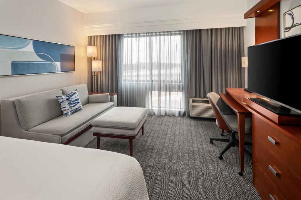 Courtyard Mankato Hotel & Event Center - Room King Con Sofá Cama - Ayuda Accesible