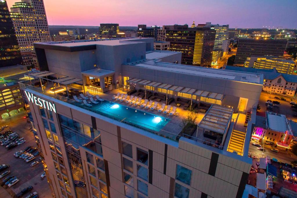 uma vista de um edifício em uma cidade à noite em The Westin Austin Downtown em Austin