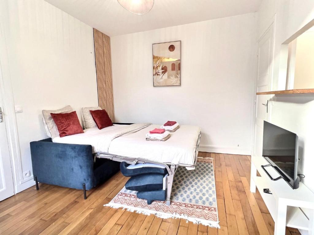 a small room with a bed and a tv at Cosy Studio Père-lachaise-Pelleport in Paris