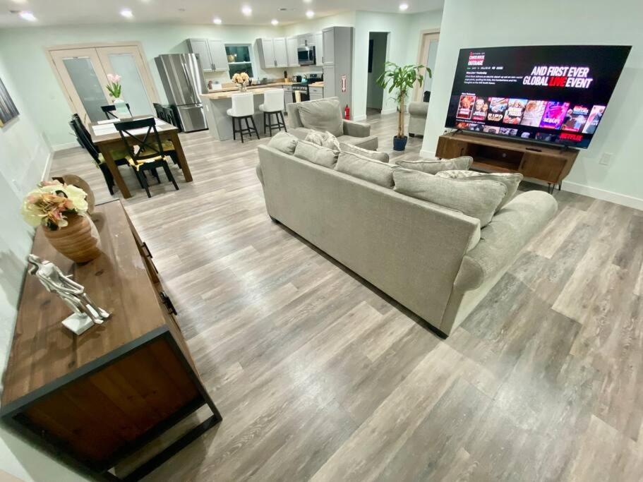 TV/trung tâm giải trí tại Charming renovated home with jetted tub/king beds