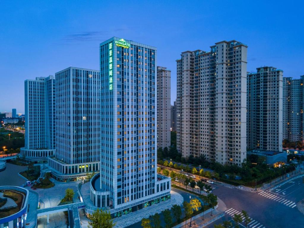 Blick auf eine Stadt mit hohen Gebäuden in der Unterkunft Wingate By Wyndham Wuhan Optics Valley in Wuhan