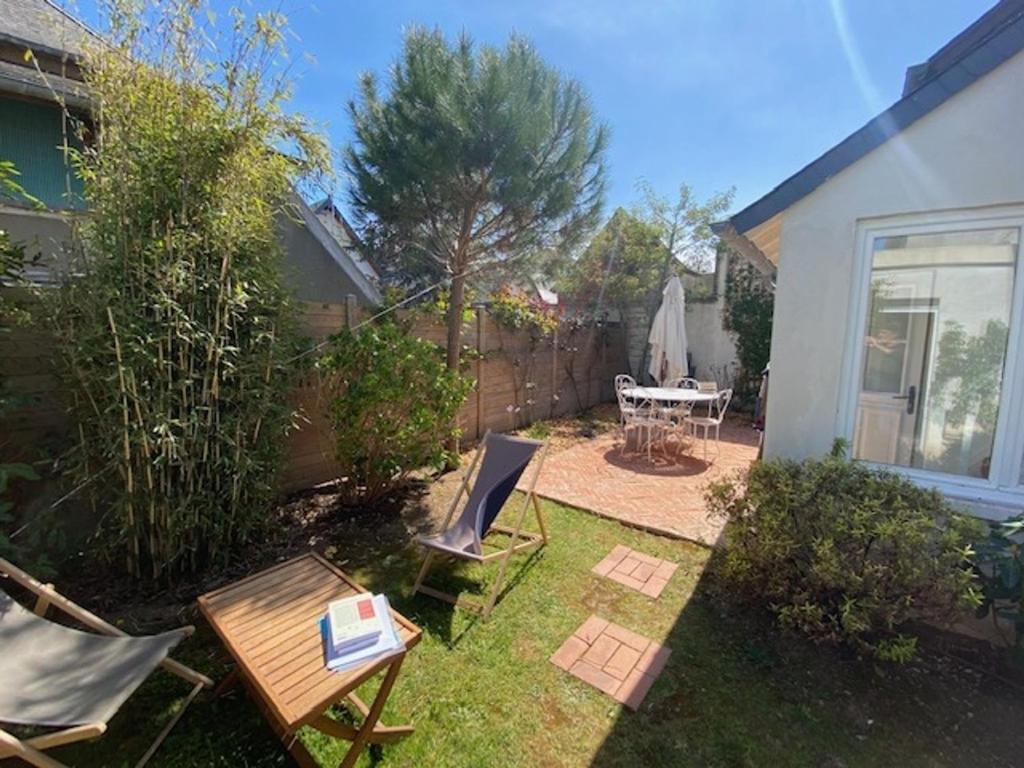 Ogród w obiekcie Villa calme et spacieuse près de la plage, avec jardin et WIFI à Villers-sur-Mer - FR-1-712-53