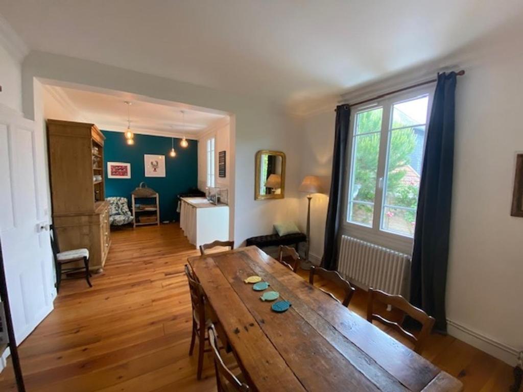 salon z drewnianym stołem i dużym oknem w obiekcie Villa calme et spacieuse près de la plage, avec jardin et WIFI à Villers-sur-Mer - FR-1-712-53 w mieście Villers-sur-Mer