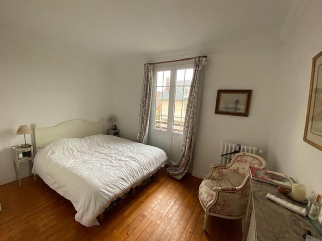 Łóżko lub łóżka w pokoju w obiekcie Villa calme et spacieuse près de la plage, avec jardin et WIFI à Villers-sur-Mer - FR-1-712-53
