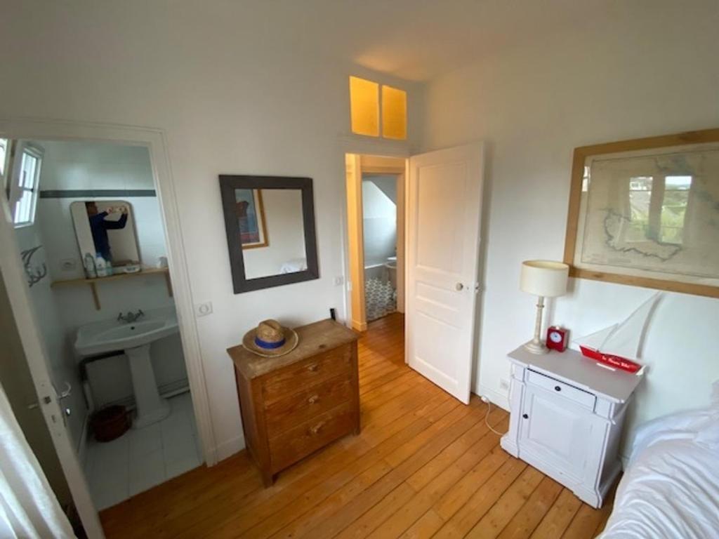Łóżko lub łóżka w pokoju w obiekcie Villa calme et spacieuse près de la plage, avec jardin et WIFI à Villers-sur-Mer - FR-1-712-53
