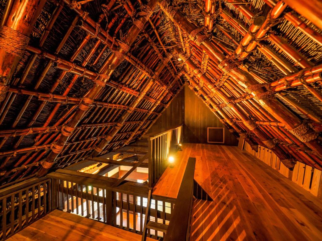 vista sul soffitto di un grande edificio con pavimento in legno di Chikubu Yuuan a Nagahama