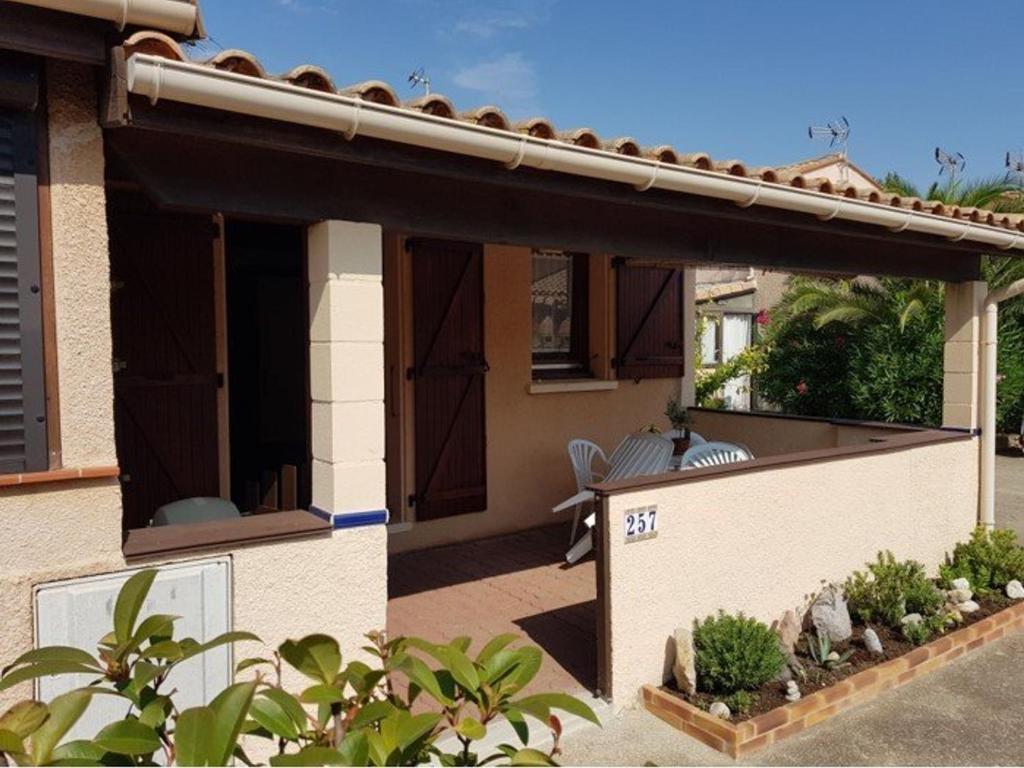 Cette maison dispose d'un balcon et d'une terrasse. dans l'établissement Charmant pavillon 2 pièces + mezzanine, 5 couchages, proche plage, terrasse, parking, animaux admis - FR-1-106-93, à Saint-Cyprien
