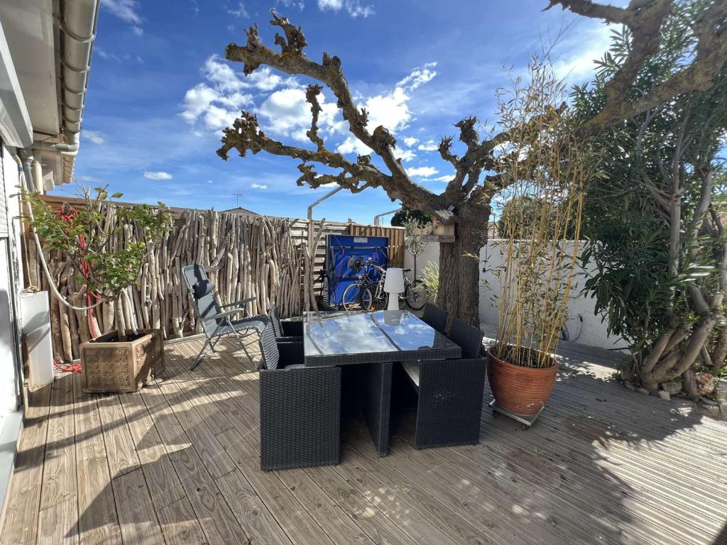 Balkón alebo terasa v ubytovaní Maison avec Piscine Privée, Proche Plage et Commerces, Jardin et Terrasse, 6 Pers - FR-1-701-61