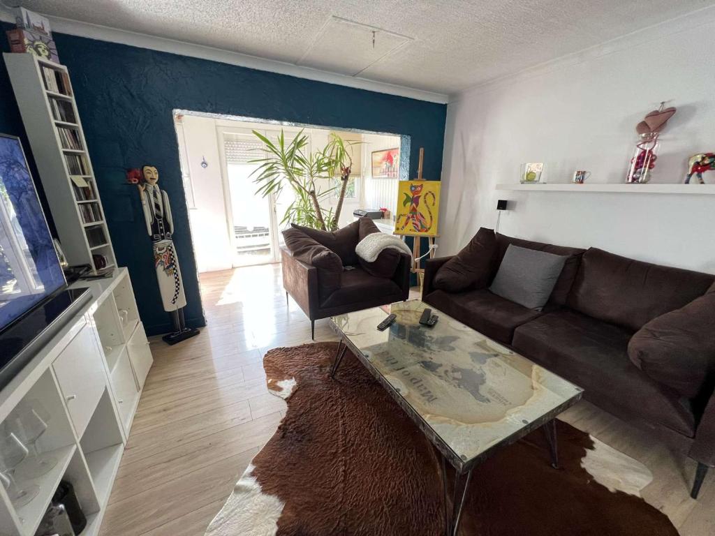 Televízia a/alebo spoločenská miestnosť v ubytovaní Maison avec Piscine Privée, Proche Plage et Commerces, Jardin et Terrasse, 6 Pers - FR-1-701-61