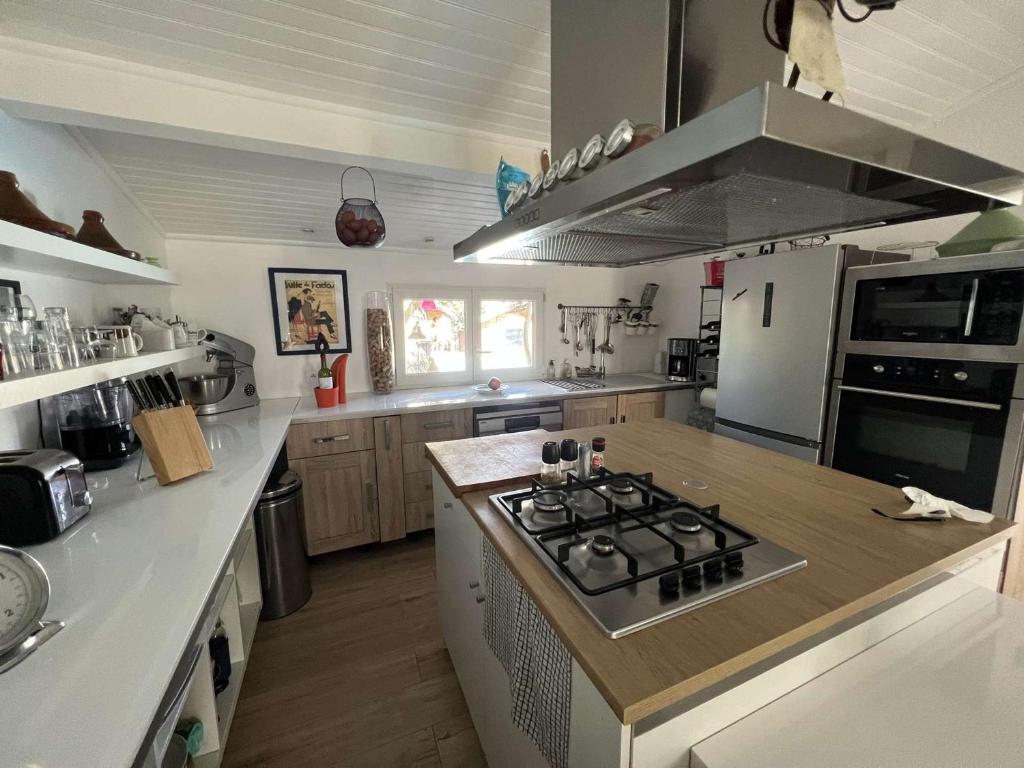 Kuchyňa alebo kuchynka v ubytovaní Maison avec Piscine Privée, Proche Plage et Commerces, Jardin et Terrasse, 6 Pers - FR-1-701-61