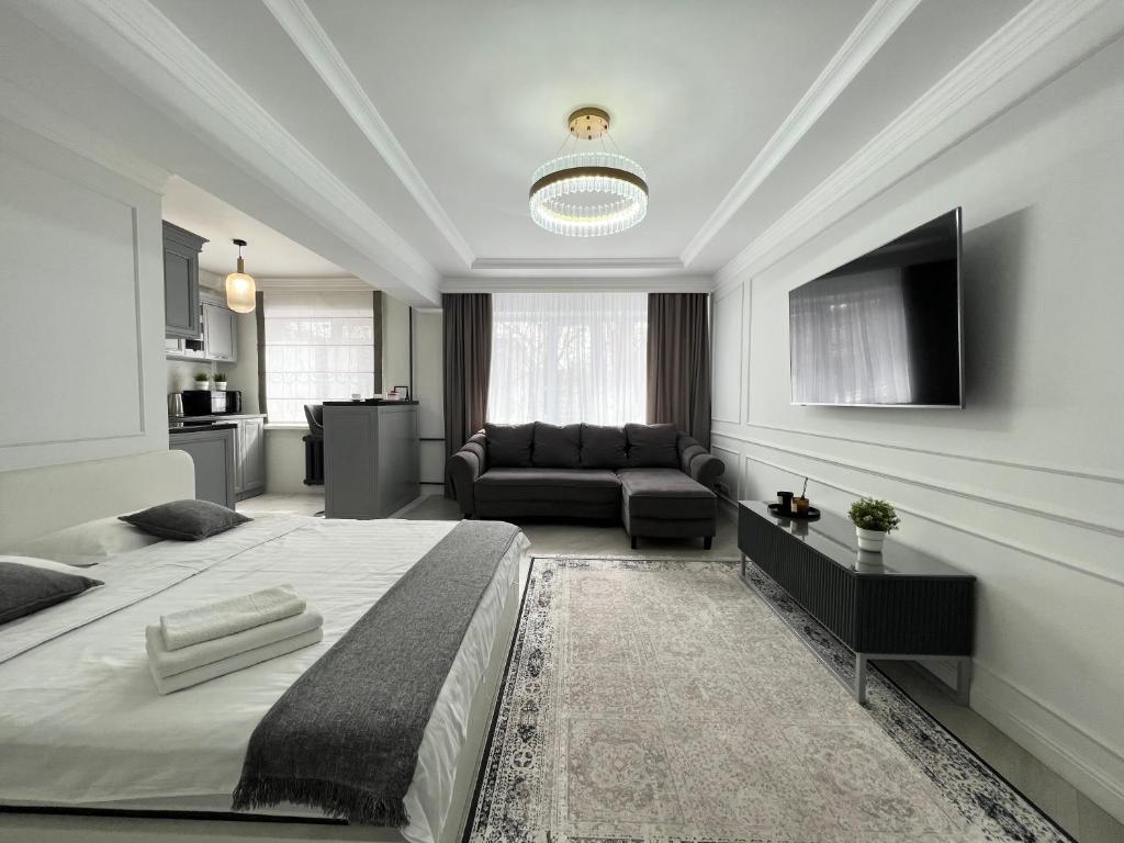 - une chambre avec un grand lit et un salon dans l'établissement Студия в скандинавском стиле, à Pavlodar