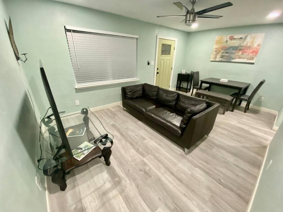 un soggiorno con divano nero e tavolo di Serene renovated oasis near downtown area a Gainesville