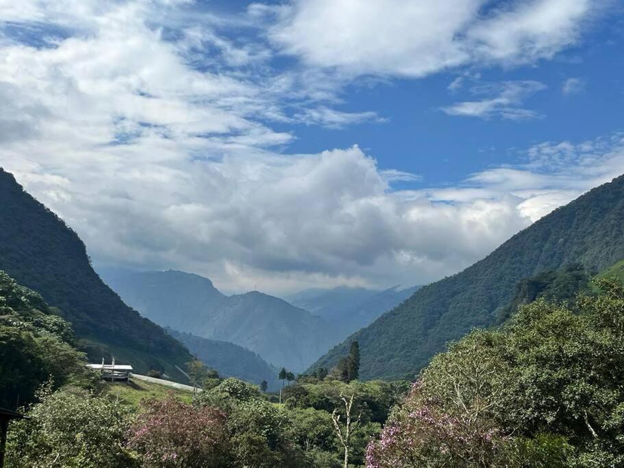 vistas a un valle con montañas en el fondo en La Casa de Martin en Baños