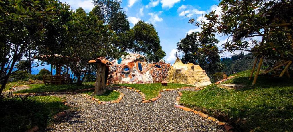 une grande formation rocheuse dans un parc arboré dans l'établissement Finca Villa Beatriz, 