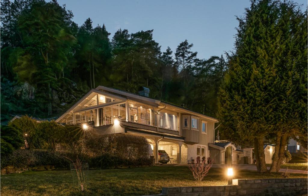 una casa iluminada por la noche con luces en Lovely Home In Uddevalla With Kitchen, en Uddevalla
