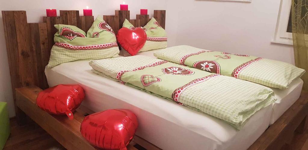 kilka łóżek z czerwonymi poduszkami w obiekcie Holiday home in St Michael Lavanttal 39497 