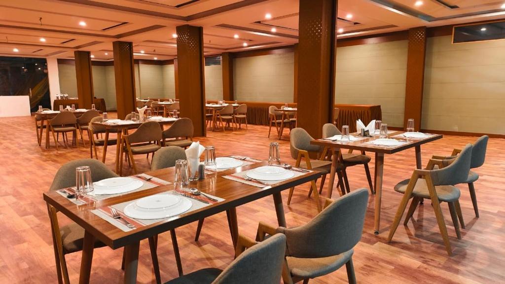 Restaurace v ubytování Winterline Resort Near Mall Road Manali - Centrally Heated & Air Cooled