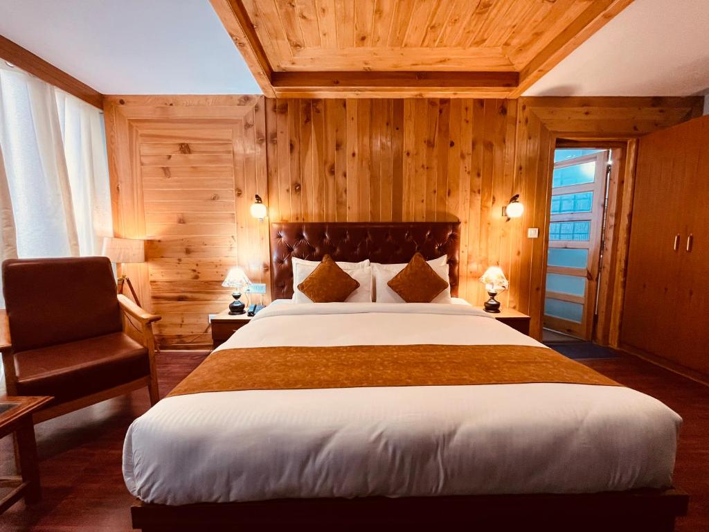 Postel nebo postele na pokoji v ubytování Winterline Resort Near Mall Road Manali - Centrally Heated & Air Cooled