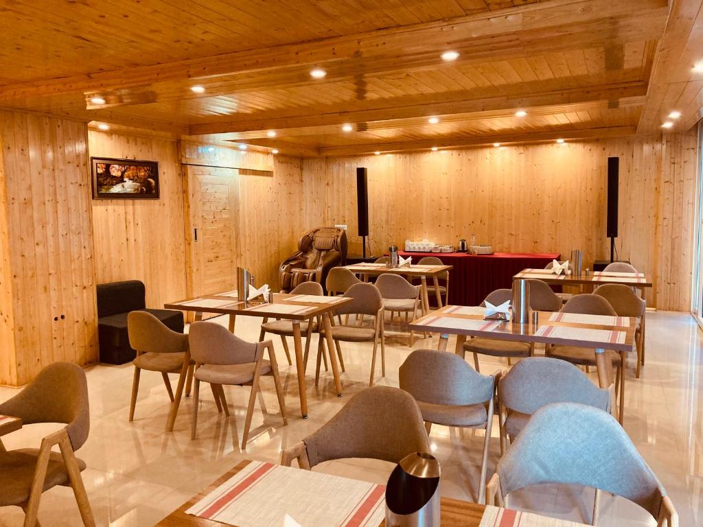 Posezení v ubytování Winterline Resort Near Mall Road Manali - Centrally Heated & Air Cooled