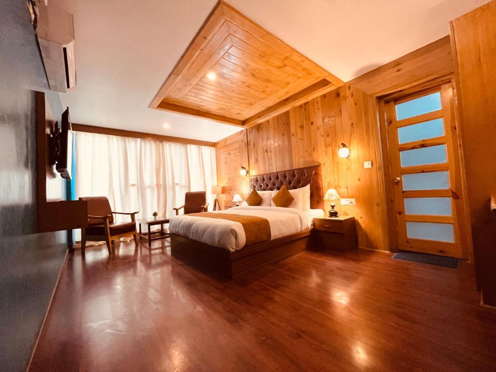 Postel nebo postele na pokoji v ubytování Winterline Resort Near Mall Road Manali - Centrally Heated & Air Cooled