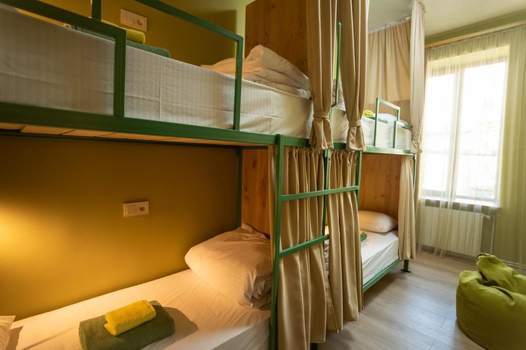 Cette chambre dispose de lits superposés et de 2 lits superposés. dans l'établissement La Casa EmilioAngi, à Erevan