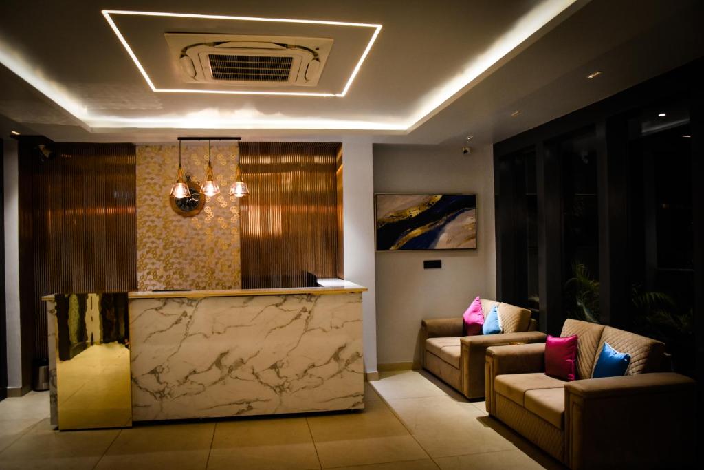 - un hall avec un comptoir en marbre et des canapés dans l'établissement Hotel Azul Ganga, à Rishikesh