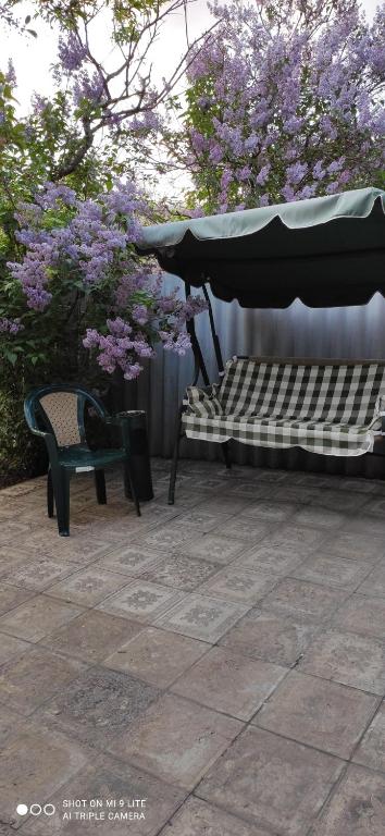 エレバンにあるLux Apartmentのテーブルと椅子の横にある傘下のベンチ