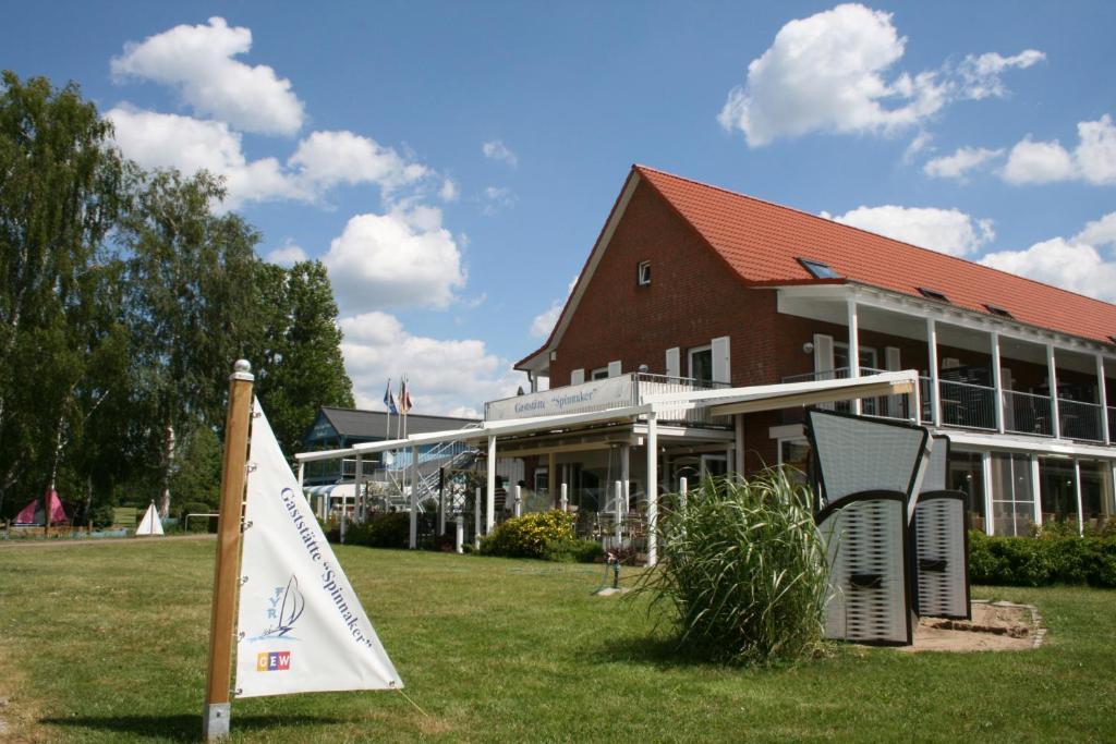 ein Gebäude mit einem Schild davor in der Unterkunft Ferienzentrum Yachthafen Rechlin in Rechlin