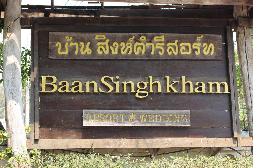 un panneau pour une conserve et un mariage de bani singh khanna dans l'établissement Capital O 75421 Baan Singkham Boutique Resort, à Chiang Mai