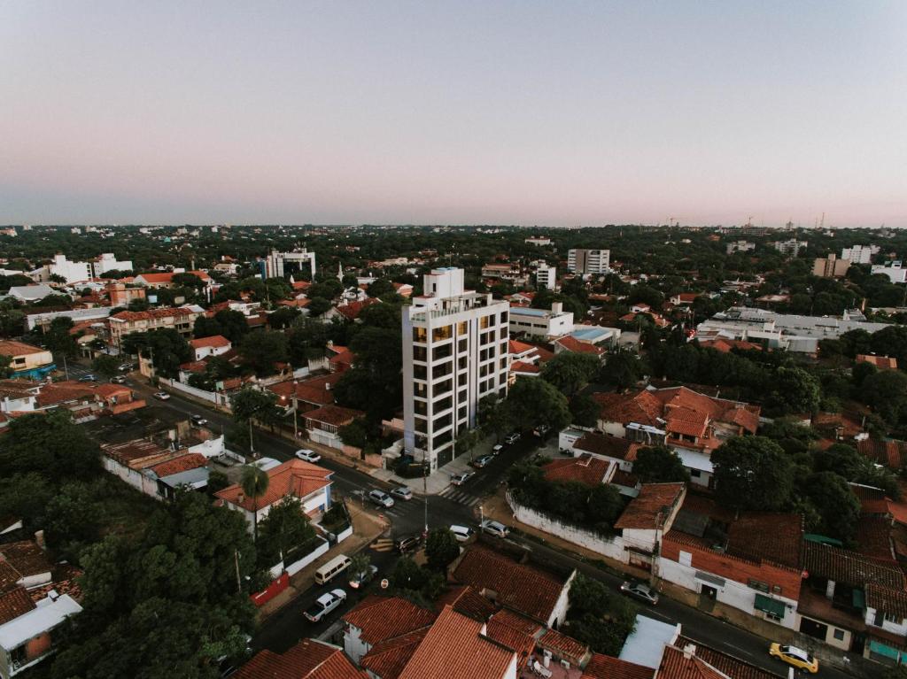 una vista aérea de una ciudad con edificios en Miradores del Chaco, en Asunción