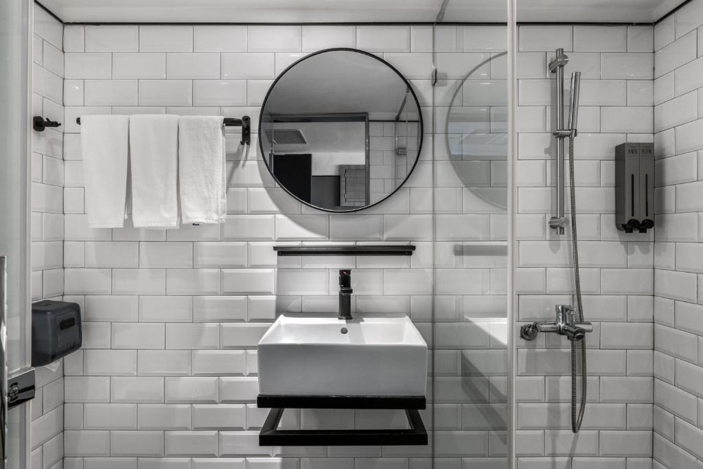 A bathroom at River Inn Kenting
