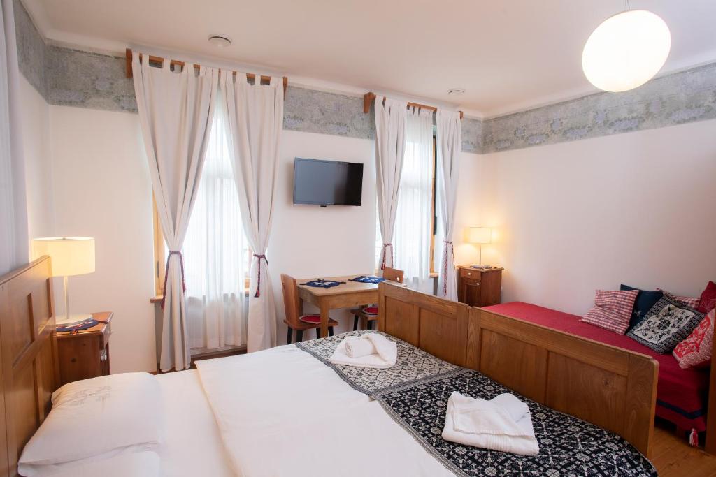 Postel nebo postele na pokoji v ubytování Pr'Gavedarjo Eco Heritage B&B