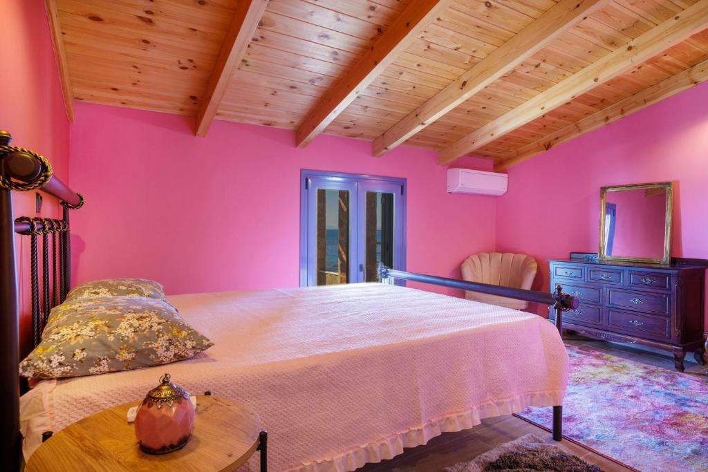 Posteľ alebo postele v izbe v ubytovaní Maritinas Stone House & Apartment On The Beach