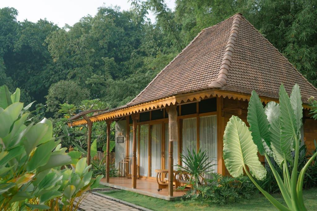 uma pequena casa com telhado de azulejo em Chandaka Borobudur em Magelang