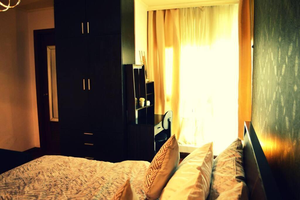 Ein Bett oder Betten in einem Zimmer der Unterkunft Makati Huge & Cozy Home w/Carpark in CBD; FibrWifi