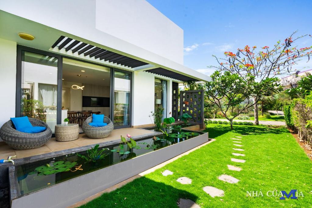 MIA Beach Villa - Oceanami Resort Long Hai Vung Tau في لونغ هاي: صورة منزل مع حديقة