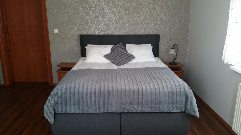 łóżko z dwoma poduszkami w sypialni w obiekcie Villa Lena w Gdańsku