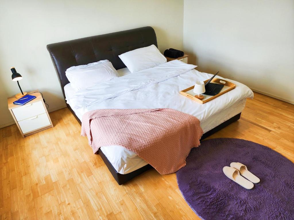 Postel nebo postele na pokoji v ubytování Cyberjaya & Putrajaya VERDI Nature 5 Plus 2 PAX Fully Air-CON
