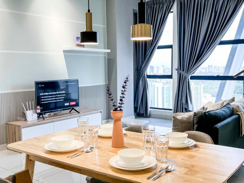 Arte Mont Kiara Luxury Suite with Heated Jacuzzi Pods - Free Parking - Next to MITEC- by The Stay Hub - Apartamento Tipo Loft De 2 Dormitorios